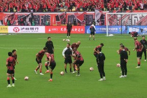 米6体育APP-关于足球比赛赛场紧张刺激，球员表现让人惊艳的信息