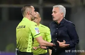 裁判鸣哨判罚疑似误判引发球员抗议(裁判员鸣哨即表示足球比赛开始)