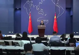 裁判鸣哨判罚疑似误判引发球员抗议(裁判员鸣哨即表示足球比赛开始)