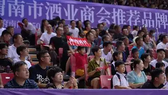 比赛现场的气氛异常热烈,球迷席上挥舞着旗帜呼喊的简单介绍 比赛现场的气氛异常热烈,球迷席上挥舞着旗帜呼喊的简单介绍