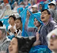 比赛现场的气氛异常热烈,球迷席上挥舞着旗帜呼喊的简单介绍 比赛现场的气氛异常热烈,球迷席上挥舞着旗帜呼喊的简单介绍